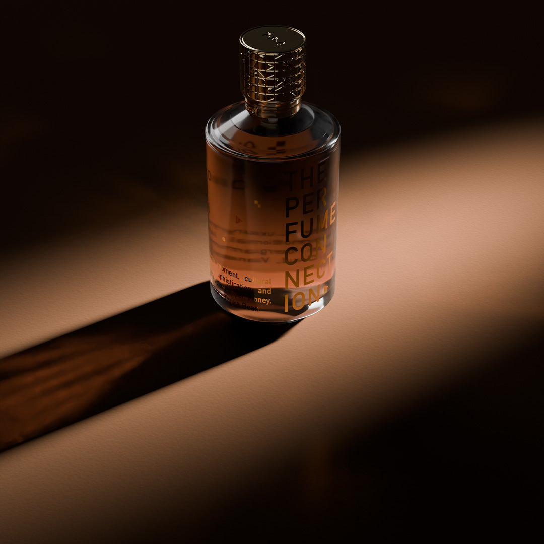 Parfumflesje "The Oud Connection" van The Perfume Connection met een gouden dop, tegen een donkere achtergrond.