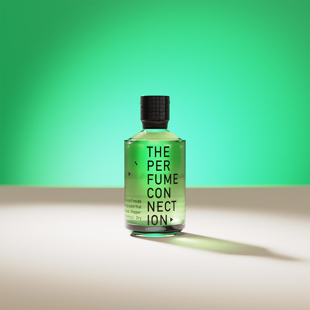 Parfumflesje "You & Eye" van The Perfume Connection, tegen een groene achtergrond.